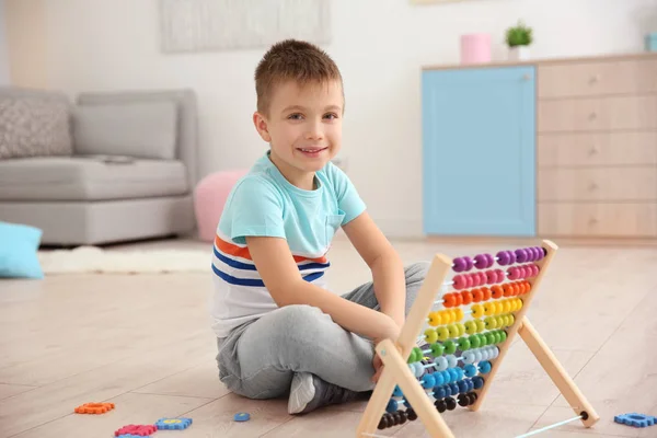 Kleiner Junge spielt mit Zählrahmen — Stockfoto