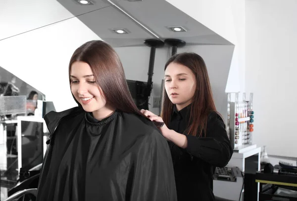 Vrouwelijke Kapper Met Client Salon — Stockfoto