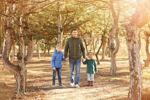 Otec a malé děti venku — Stock fotografie