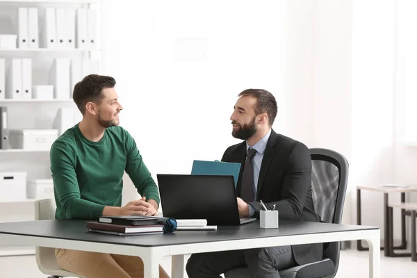 Uomo d'affari consulenza giovane uomo — Foto Stock