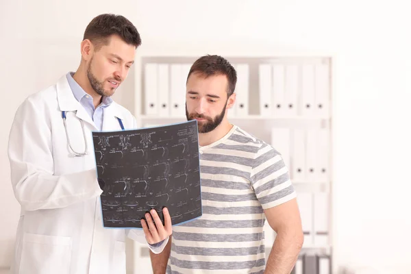 Doctor consulting patient — Stock Photo, Image