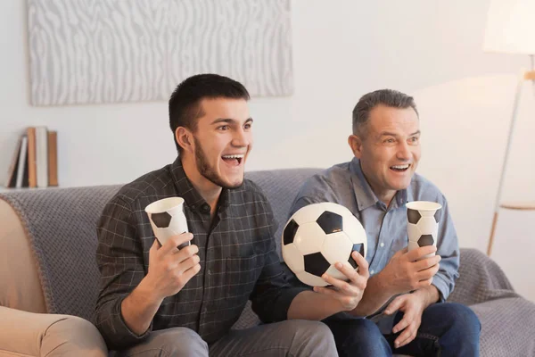 Homem e filho assistindo jogo de futebol — Fotografia de Stock