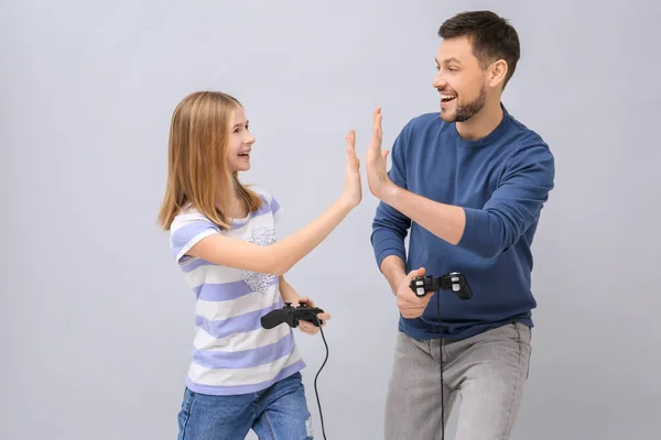 少女と父親のビデオゲームのコント ローラーで — ストック写真