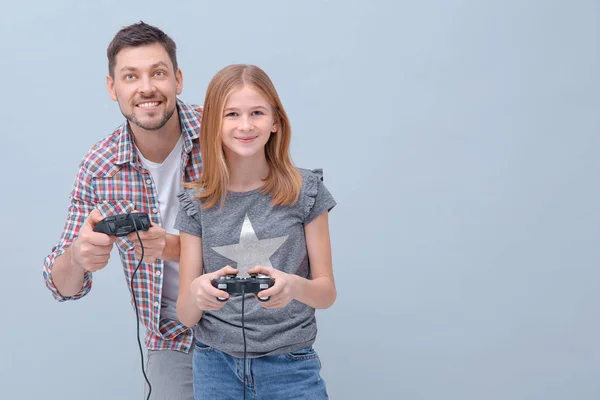 Menina e pai jogando videogame — Fotografia de Stock