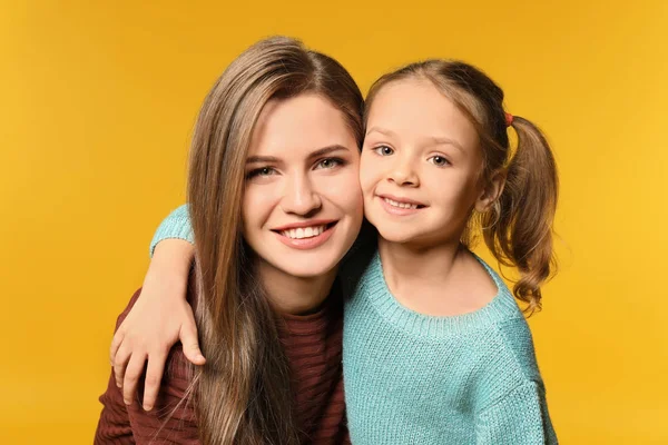 Retrato de madre e hija pequeña —  Fotos de Stock