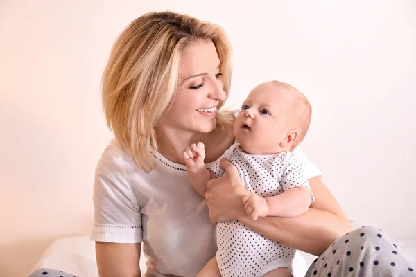 Young mother and baby — Stock Photo, Image