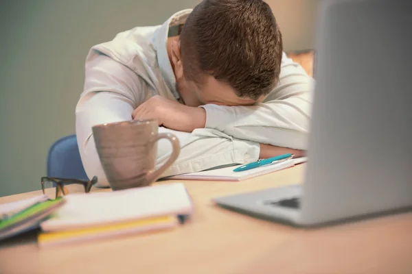 Estudiante cansado durmiendo —  Fotos de Stock