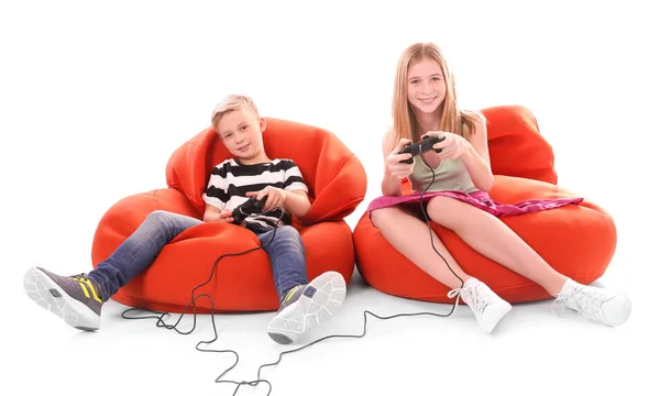 Niedliche Kinder spielen Videospiel — Stockfoto
