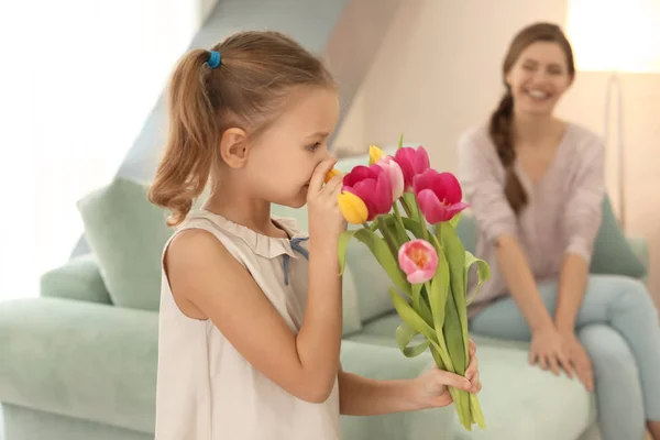 Liten flicka med bukett blommor — Stockfoto