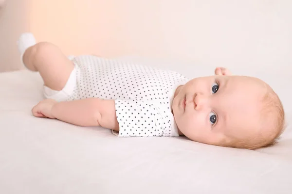 Pequeno bebê na cama — Fotografia de Stock