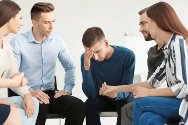 Adam kapalı grup psikoterapi oturumunda destekleyen insanlar