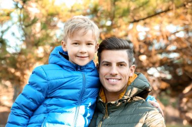Genç adam ve küçük çocuk açık havada  