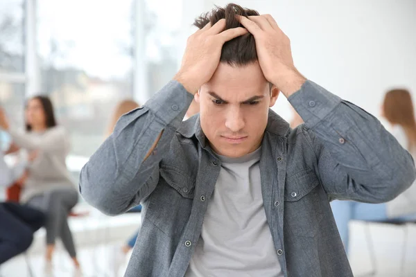 Homem Estressado Durante Terapia Grupo Dentro Casa — Fotografia de Stock