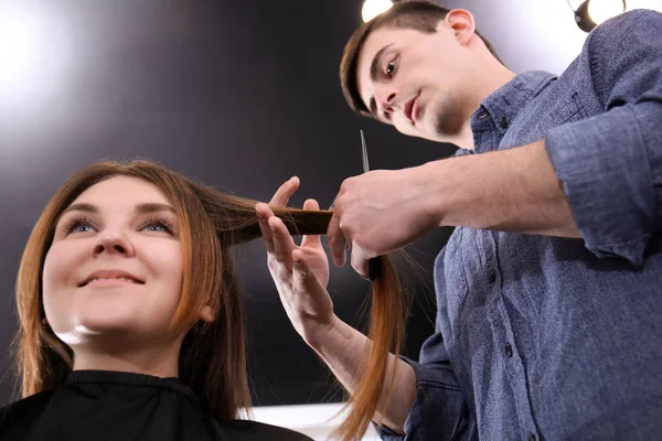 Male Hairdresser Cutting Client Hair Salon — Stock Photo, Image