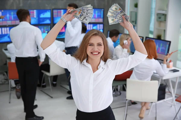 オフィスでドル紙幣で幸せ女性株式トレーダー — ストック写真