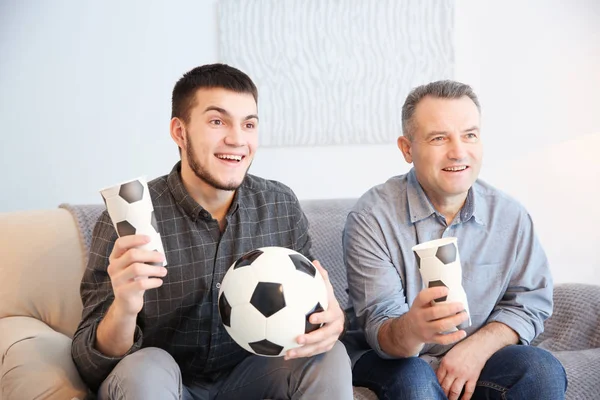 Hombre e hijo viendo partido de fútbol — Foto de Stock