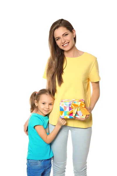 Маленькая девочка и мама с подарочной коробкой — стоковое фото