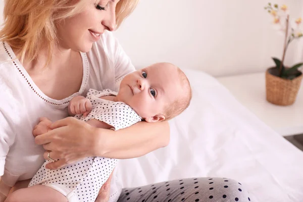 Young mother and baby — Stock Photo, Image