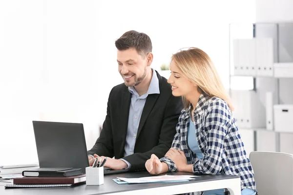 Uomo d'affari consulenza donna — Foto Stock