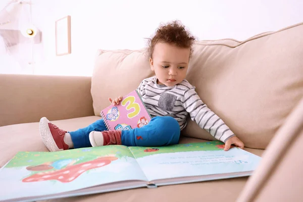 Kindje Met Kleurrijke Boek Bij Bank — Stockfoto