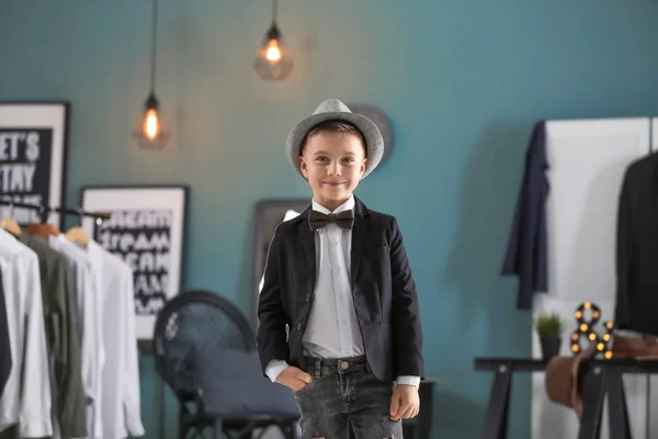 Niño lindo en chaqueta con sombrero, en el interior — Foto de Stock