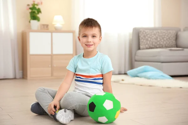 Маленький хлопчик грає з м'ячем — стокове фото