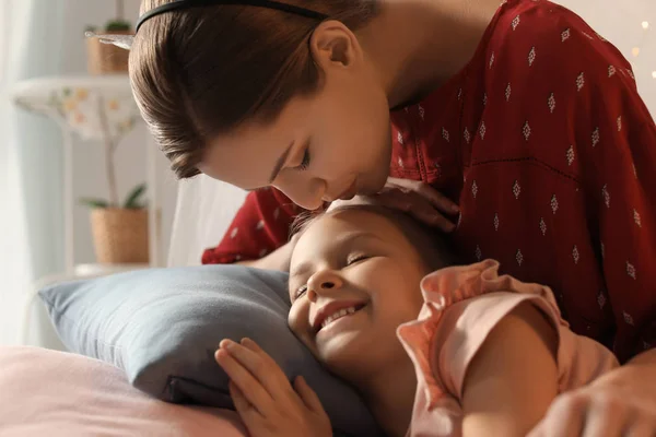 Madre besándose dormilona hija — Foto de Stock