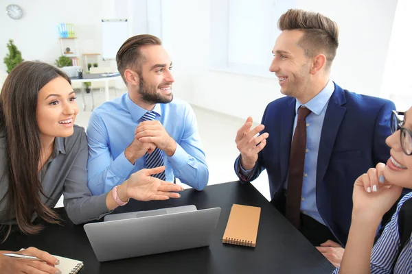 Equipo de especialistas dedicados al trabajo — Foto de Stock