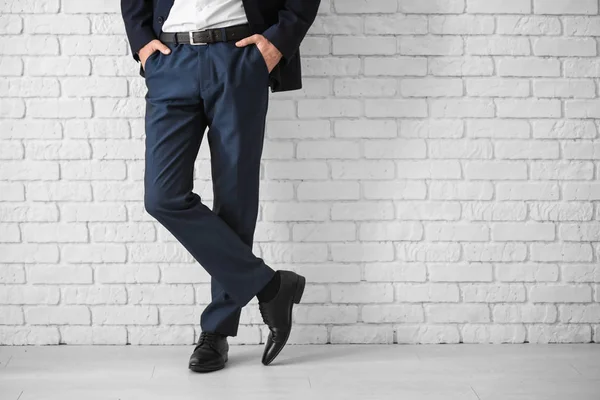 Homem de terno elegante e sapatos de couro — Fotografia de Stock