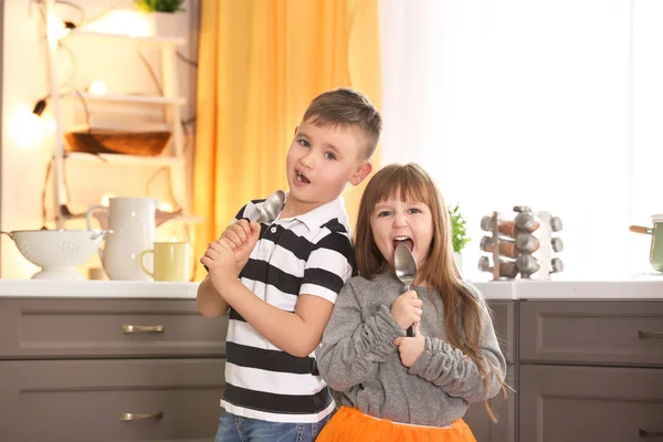 Enfants utilisant des cuillères comme microphone — Photo