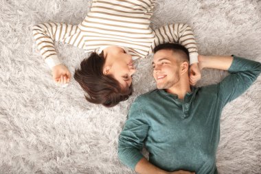 mutlu genç çiftin evde halı üzerinde yalan üstten görünüm