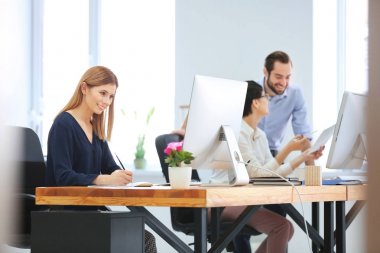 Ofiste çalışan gençler. Finans ticaret