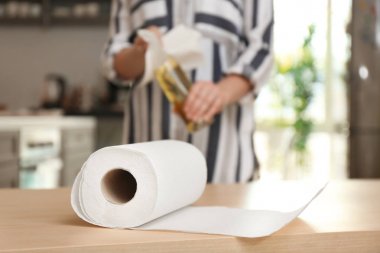 Arka plan üzerinde rulo kağıt havlu ve bulanık kadın
