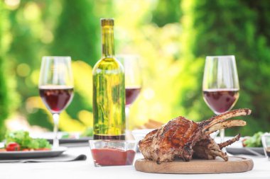 Masada akşam yemeği için lezzetli kaburga şarap ile hizmet