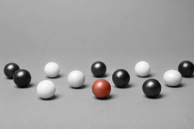 Dekoratif topları ve gri arka plan üzerinde farklı bir