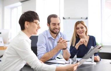 Ofis çalışanları konferans odasında toplantı yapıyor. Finans ticareti