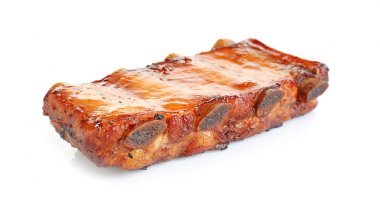 Beyaz arka plan üzerinde lezzetli ızgara kaburga