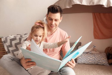 Çocuk baba ve kızı okuma teklifleri