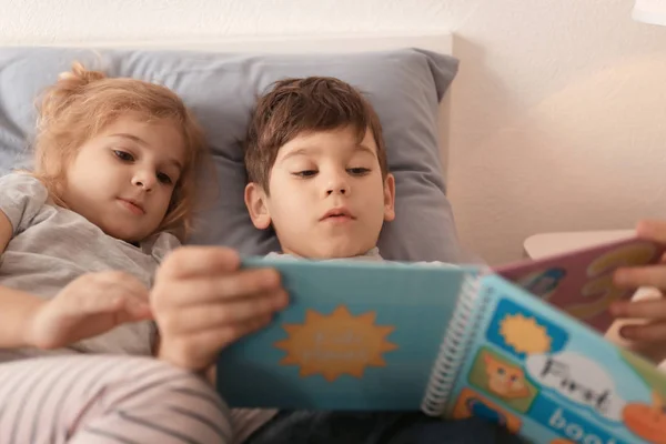 Lindos niños leyendo cuentos para dormir — Foto de Stock