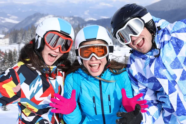 Grupp Med Glada Vänner Snöiga Ski Resort Vintersemester — Stockfoto