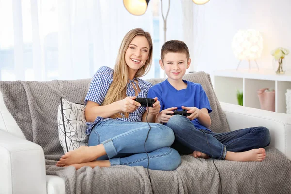 Genç Kadın Evde Oğluyla Video Oyunları Oynarken — Stok fotoğraf