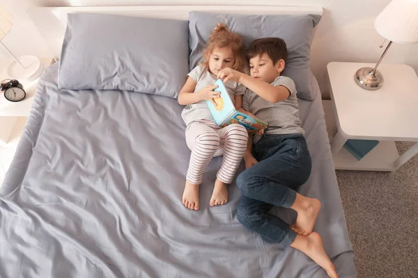 Χαριτωμένα παιδιά ανάγνωση ιστορία βραδινό ύπνο — Φωτογραφία Αρχείου