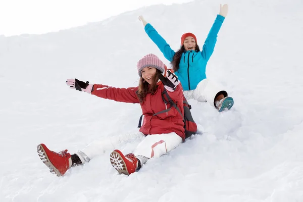 Счастливые Женщины Скатываются Снежного Холма Зимние Каникулы — стоковое фото