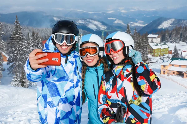 Grupo Amigos Tomando Selfie Estación Esquí Nevado Vacaciones Invierno —  Fotos de Stock