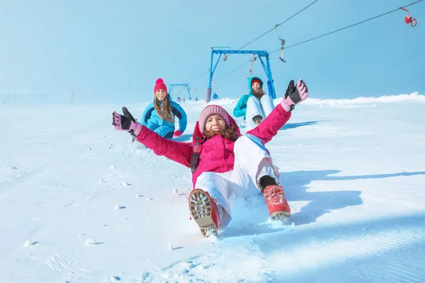 Mulheres Felizes Deslizar Pelo Monte Nevado Férias Inverno — Fotografia de Stock
