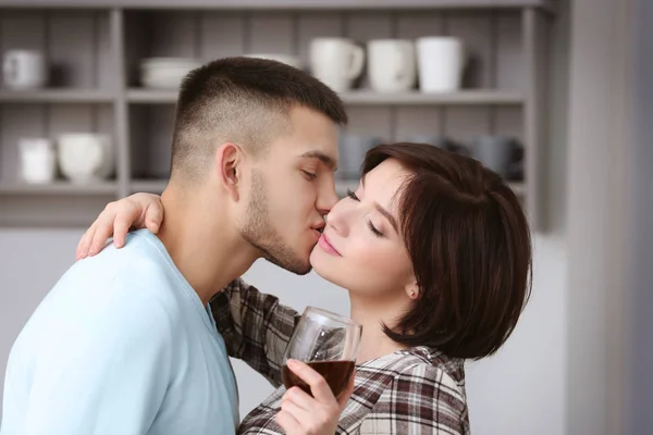 Jovem Beijando Sua Namorada Cozinha — Fotografia de Stock