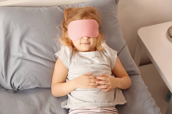 Niedliches kleines Mädchen mit Maske — Stockfoto