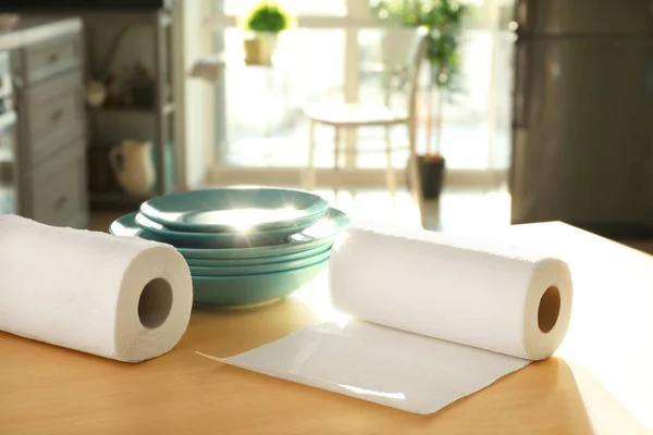 Рулоны Бумажных Полотенец Посуды Столе Помещении — стоковое фото