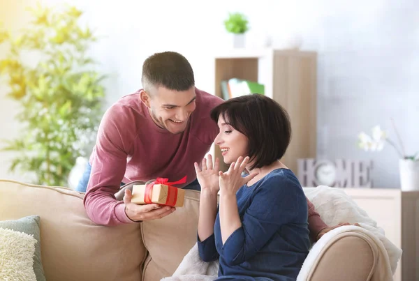 Giovane Uomo Che Regalo Alla Sua Ragazza Casa — Foto Stock