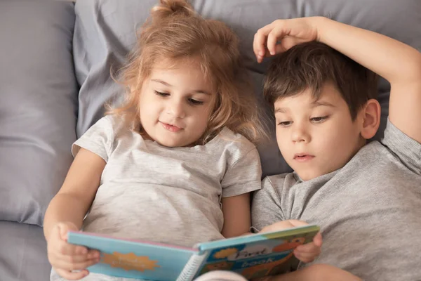 Lindos niños leyendo cuentos para dormir — Foto de Stock